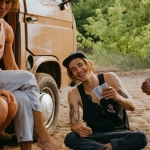 Карточная игра блэкджек у костра на природе во время рыбалки