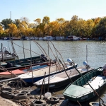 Рыбак играет в казино онлайн после рыбалки на природе